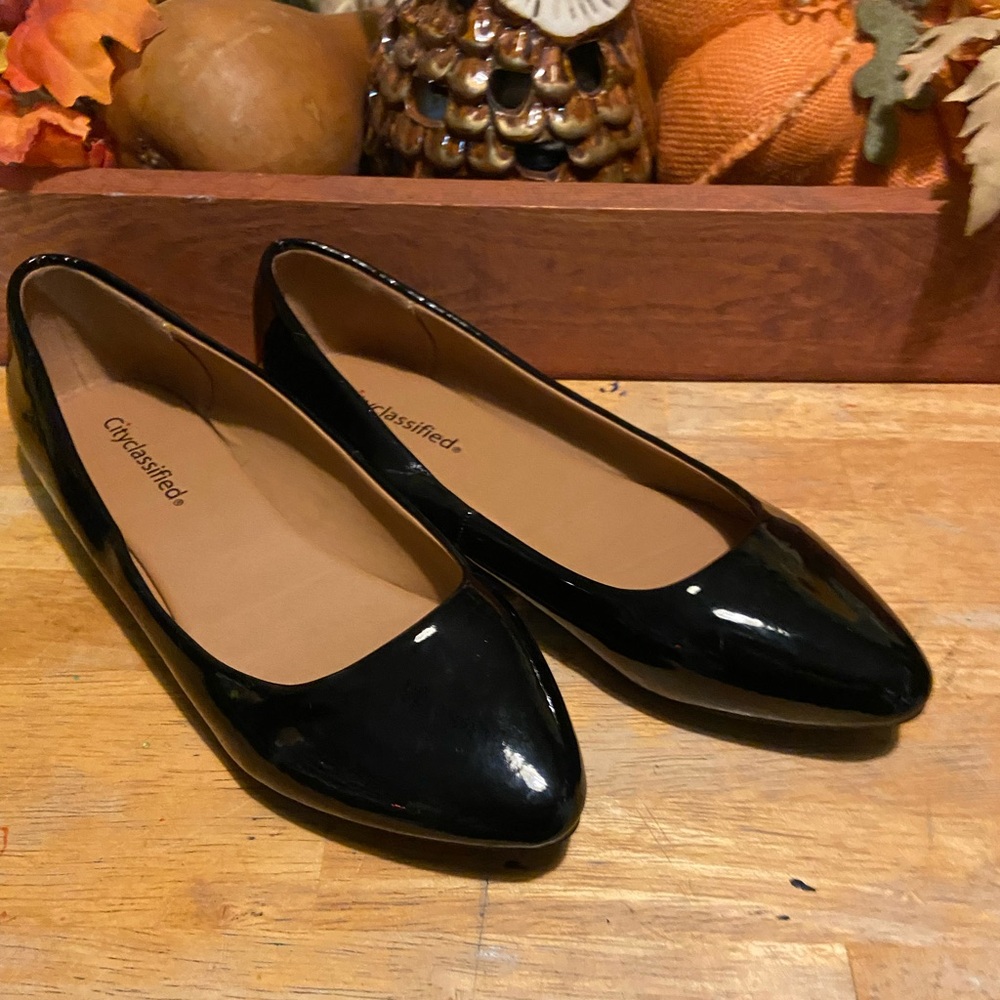 City Classified Glossy Black Women's size 9 flats goth alt neutral minimalist